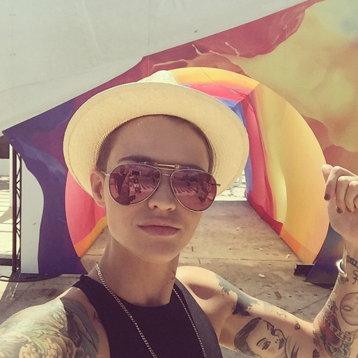 Ruby Rose spänner musklerna. Ruby Rose spänner musklerna.